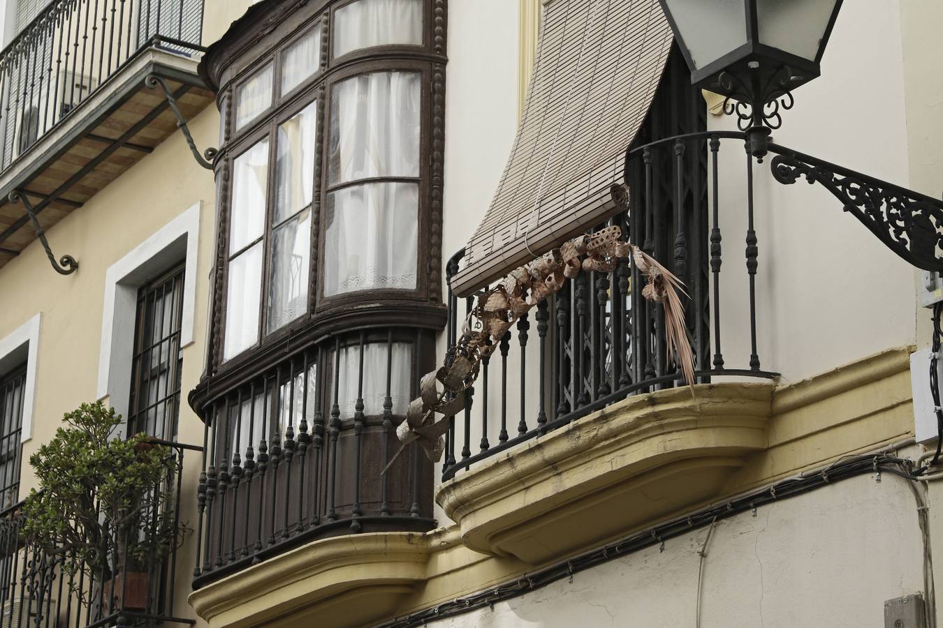 Coronavirus en Sevilla: los balcones se engalanan para vivir una Semana Santa sin procesiones