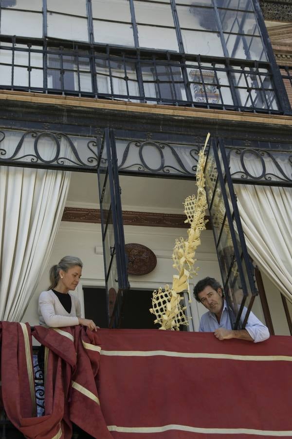 Coronavirus en Sevilla: los balcones se engalanan para vivir una Semana Santa sin procesiones