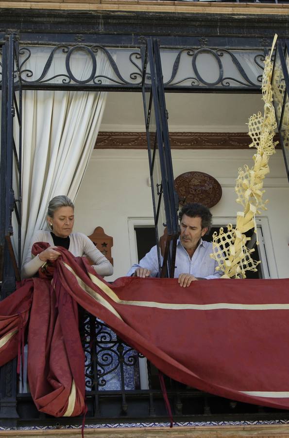 Coronavirus en Sevilla: los balcones se engalanan para vivir una Semana Santa sin procesiones