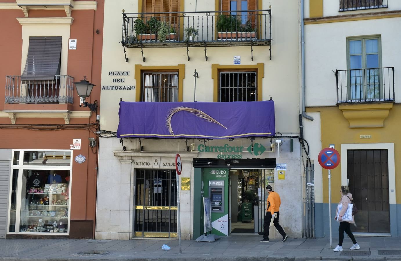 Coronavirus en Sevilla: los balcones se engalanan para vivir una Semana Santa sin procesiones