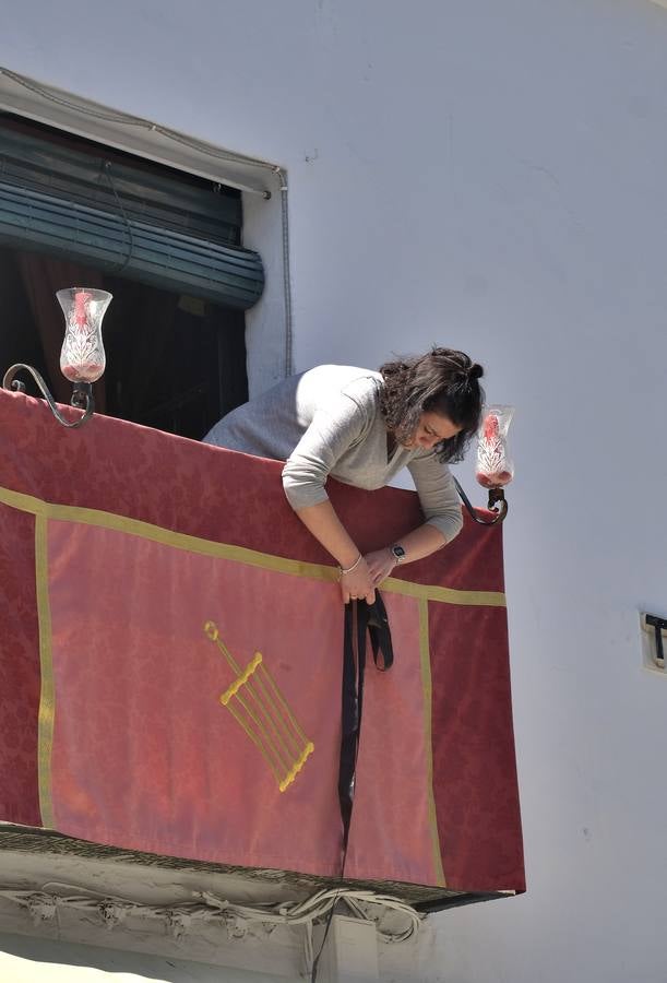 Coronavirus en Sevilla: los balcones se engalanan para vivir una Semana Santa sin procesiones