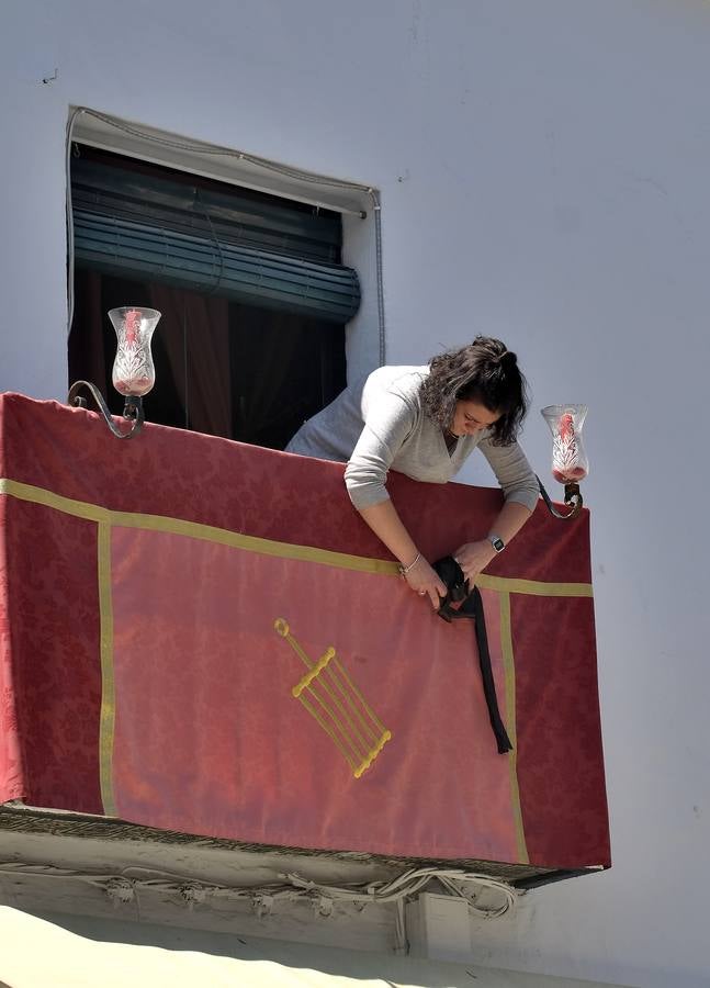 Coronavirus en Sevilla: los balcones se engalanan para vivir una Semana Santa sin procesiones