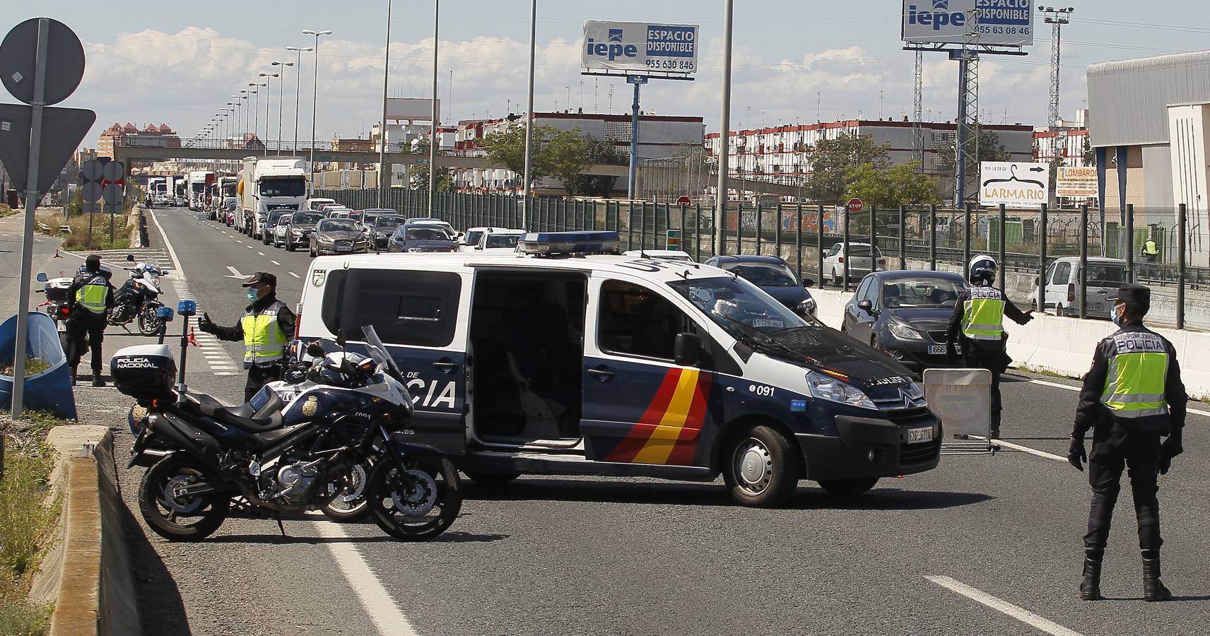 Coronavirus en Sevilla: Exhaustivos controles de tráfico para evitar desplazamientos no esenciales