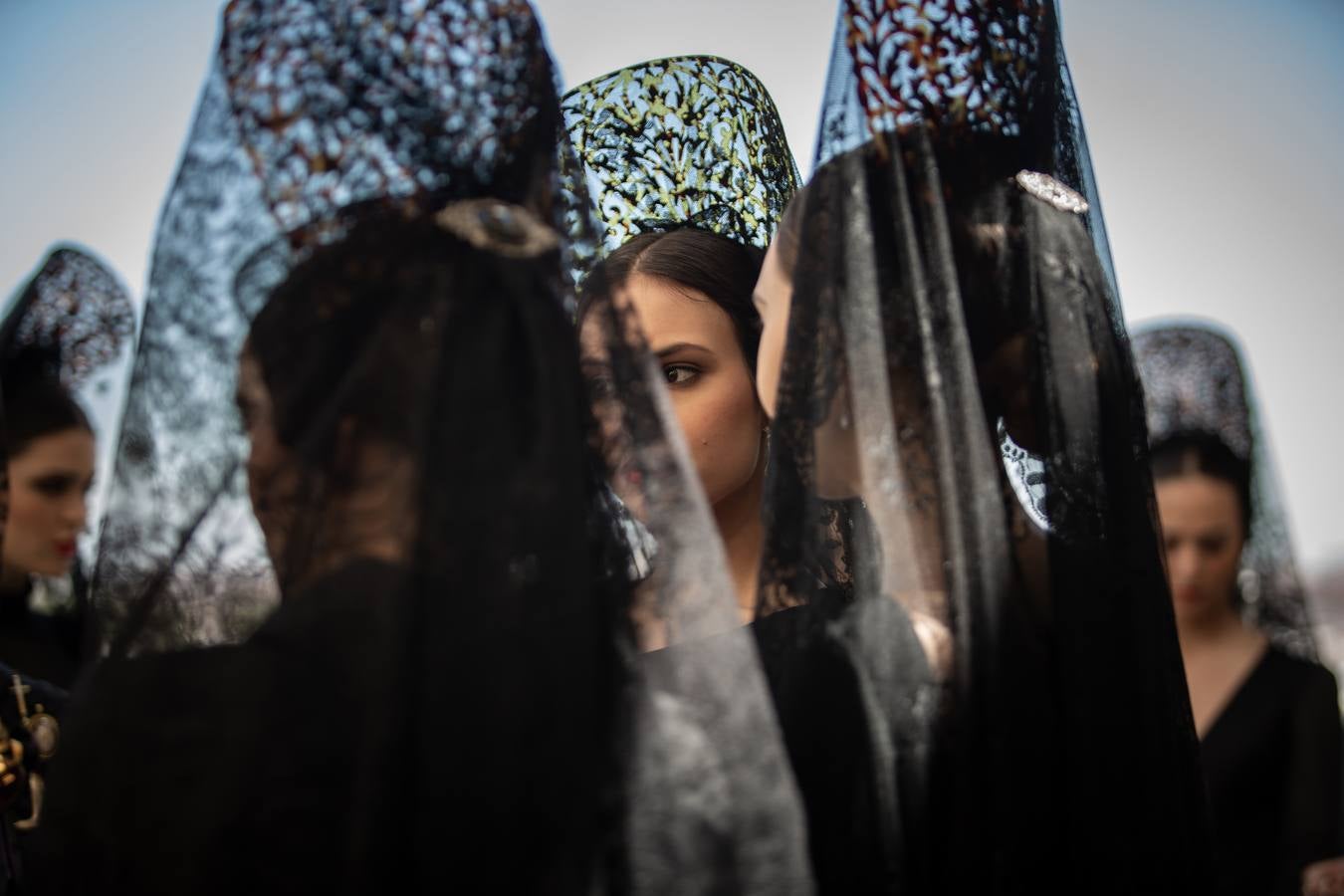 Mujeres de mantilla el Jueves Santo