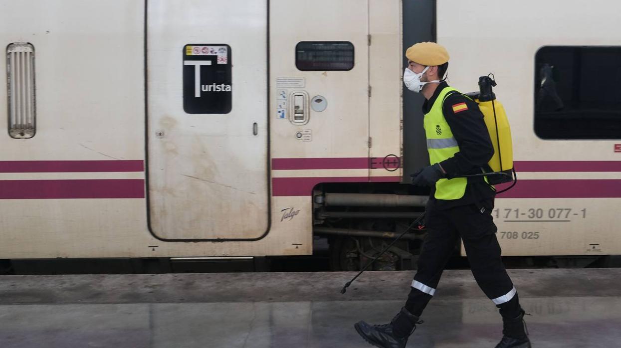 Los militares desinfectan infraestructuras claves de Cádiz capital