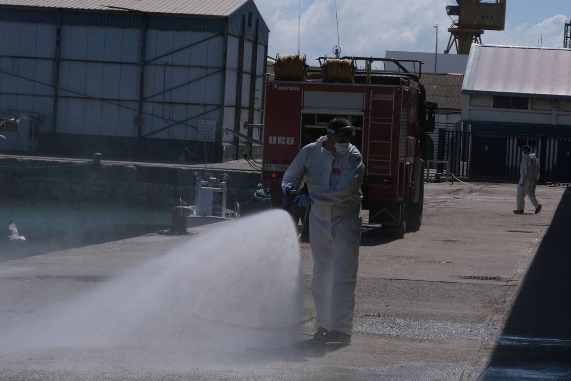 Los militares desinfectan infraestructuras claves de Cádiz capital