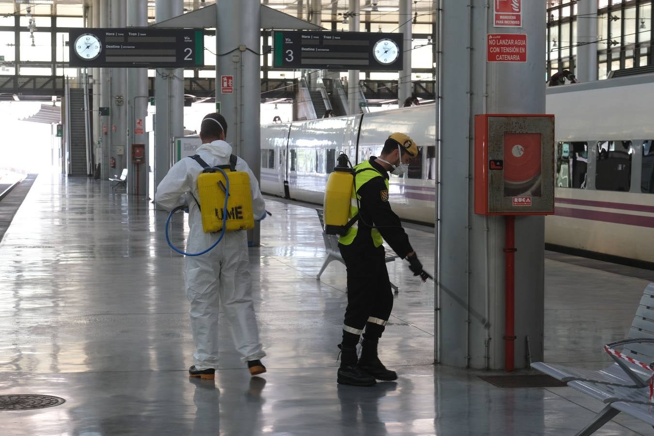 Los militares desinfectan infraestructuras claves de Cádiz capital