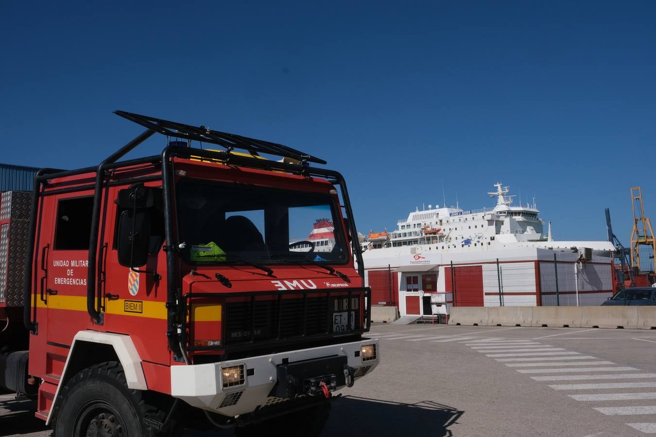 Los militares desinfectan infraestructuras claves de Cádiz capital