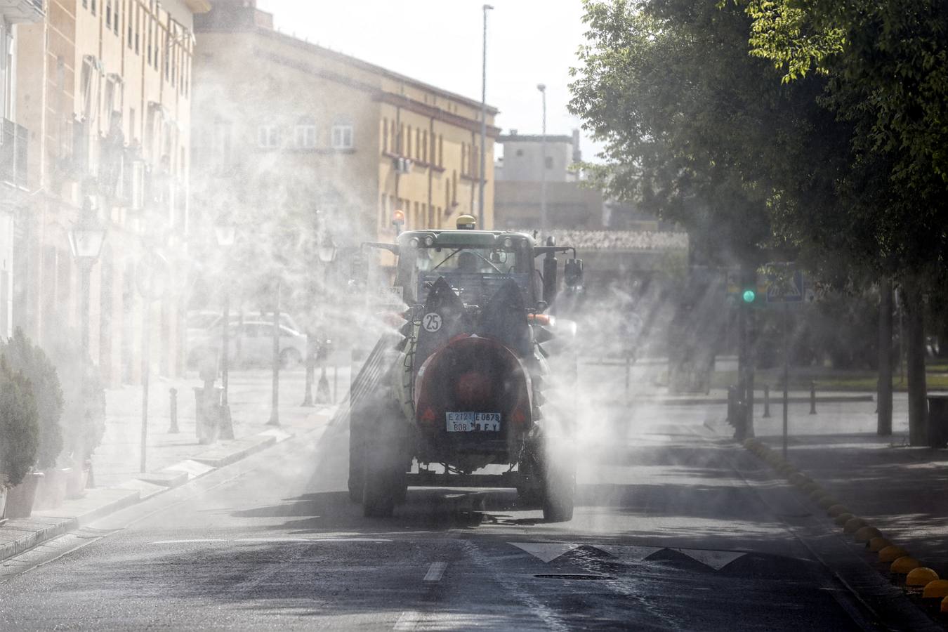 Tractores de los agricultores y Sadeco desinfectan Córdoba, en imágenes