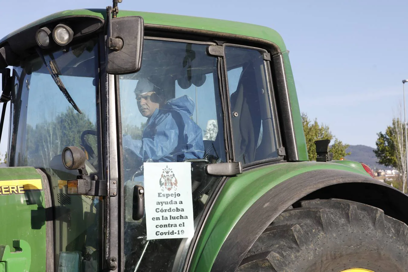 Tractores de los agricultores y Sadeco desinfectan Córdoba, en imágenes