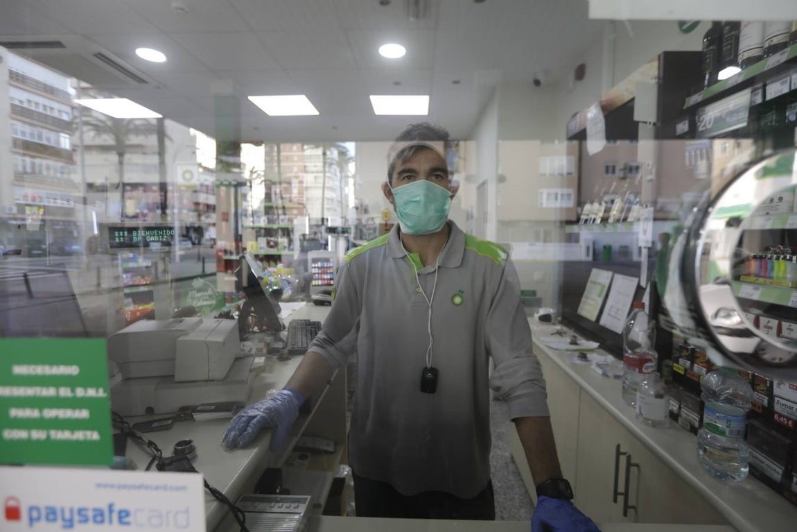 José Antonio. 45 años. Empleado de gasolinera. 