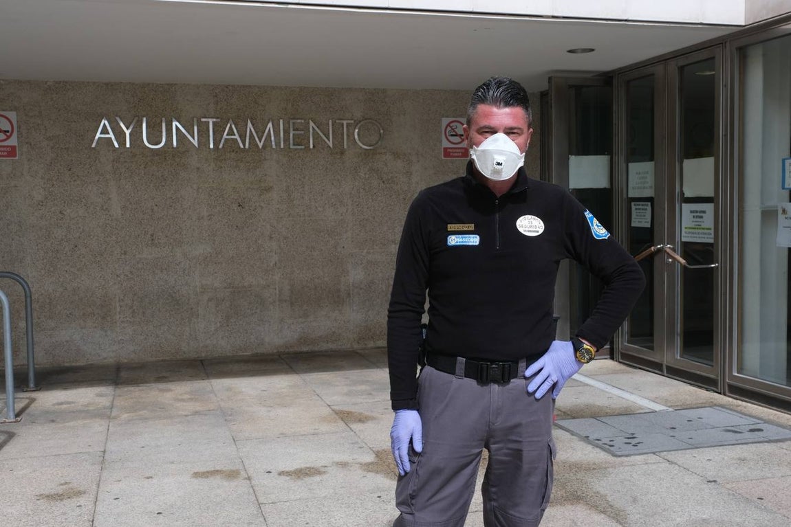 Diego Molero. 48 años. Seguridad privada. 