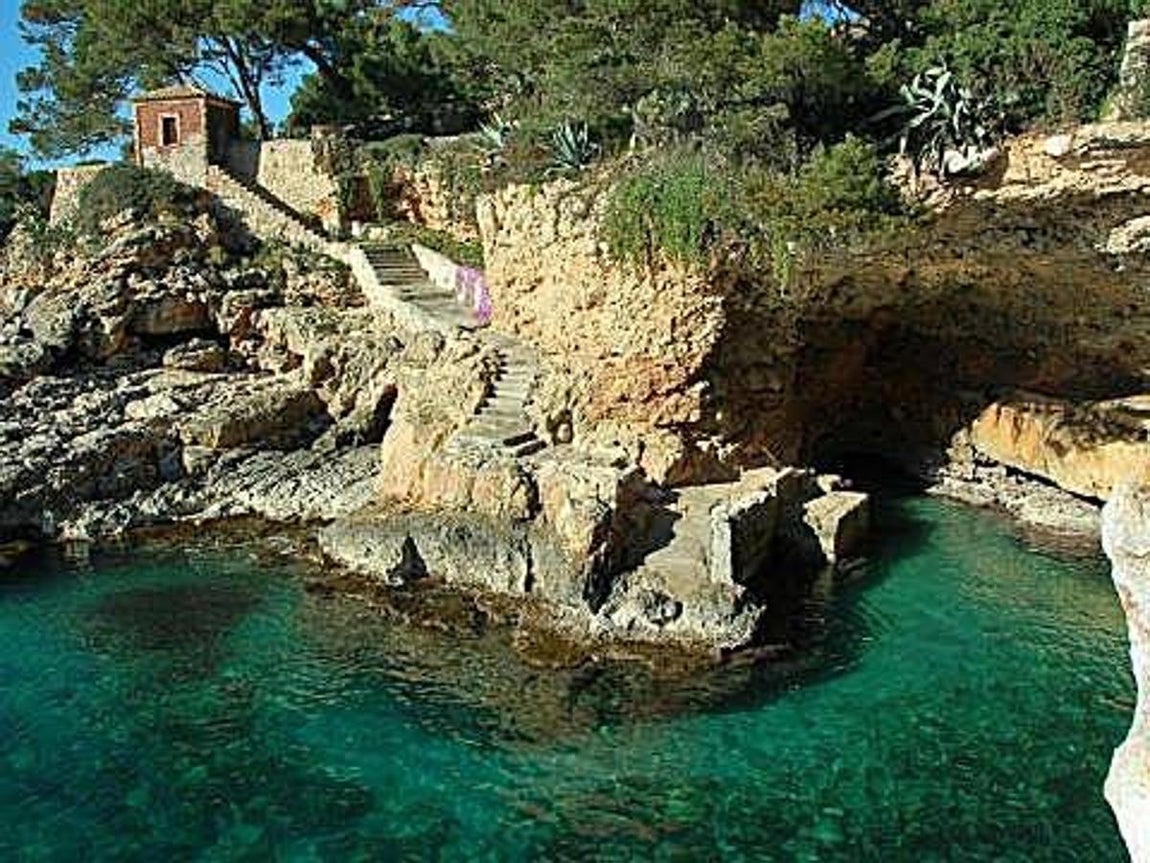 Acceso directo al mar. Precisamente esta escalinata es también un inconveniente ya que es de dominio público por lo que las personas que quieran acceder a esa parte de la playa tienen que atravesar la propiedad. Un problema que el tenista todavía está valorando cómo solucionar.