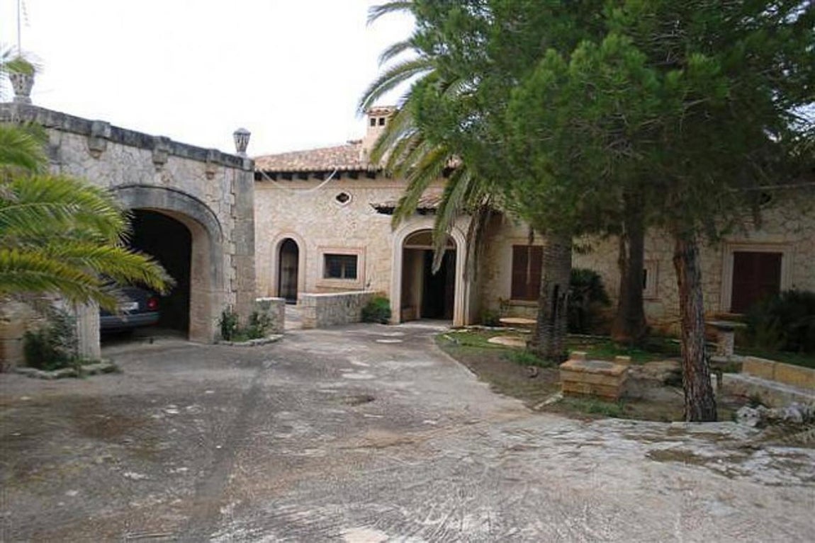 Amplios patios y jardines. No faltan ni los patios ni rincones llenos de vegetación en los que, según muestra en Instagram, aprovecha para echar alguna que otra partida de tenis con su hermana.