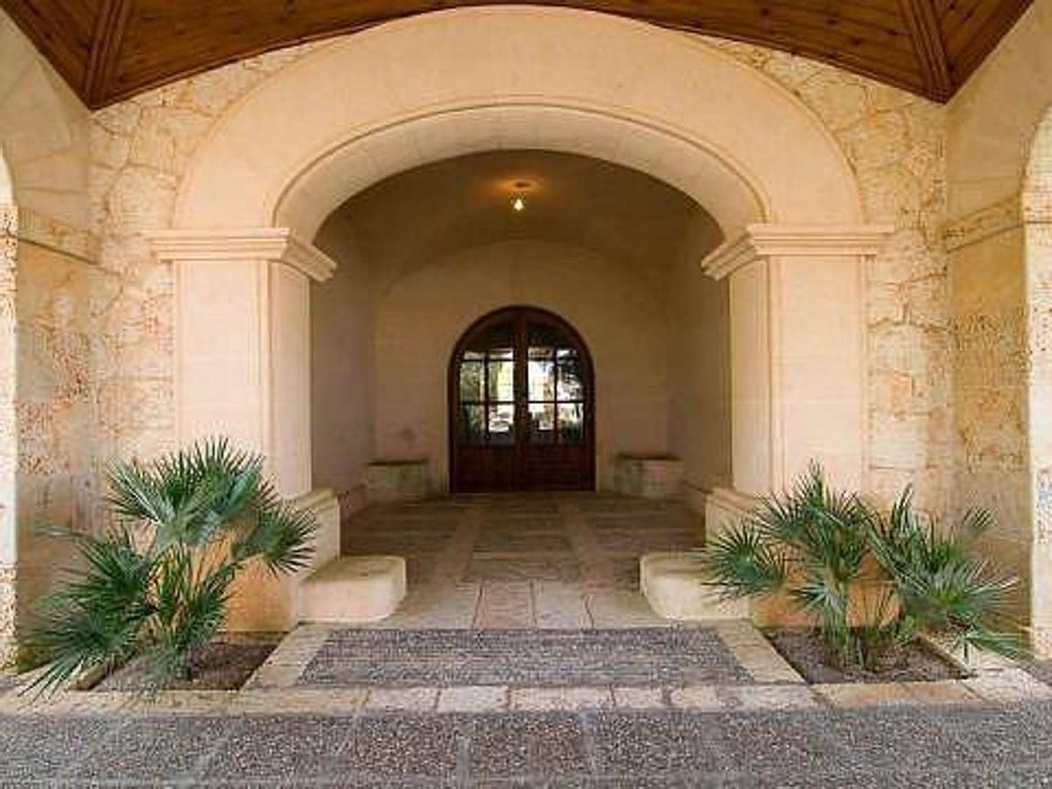 Espacios amplios y luminosos. Aunque la estructura está casi intacta, desde que la adquiriese ha reformado la mayor parte bajo un estilo minimalista con toques rurales en donde no faltan los detalles en mármol y tonalidades neutras que le confieren un extra de luz.