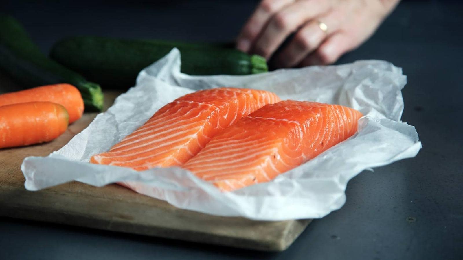 Salmón. El <a href="https://www.abc.es/bienestar/alimentacion/abci-salmon-alimentos-mas-saludables-para-anadir-dieta-201910031317_noticia.html" target="_blank">salmón</a> es uno de los primeros alimentos que nos vienen a la cabeza si pensamos en la vitamina D. Con 8 microgramos por cada 100 gramos según la Bedca, este pescado azul siempre es una delicia en nuestros platos. Podemos tomarlo simplemente a la plancha, en forma de sushi o poke, o elegir su versión ahumada en <a href="https://www.abc.es/bienestar/alimentacion/recetas-saludables/abci-beneficios-salmon-ahumado-y-tres-recetas-ligeras-201912230124_noticia.html" target="_blank">una de estas tres recetas. </a>