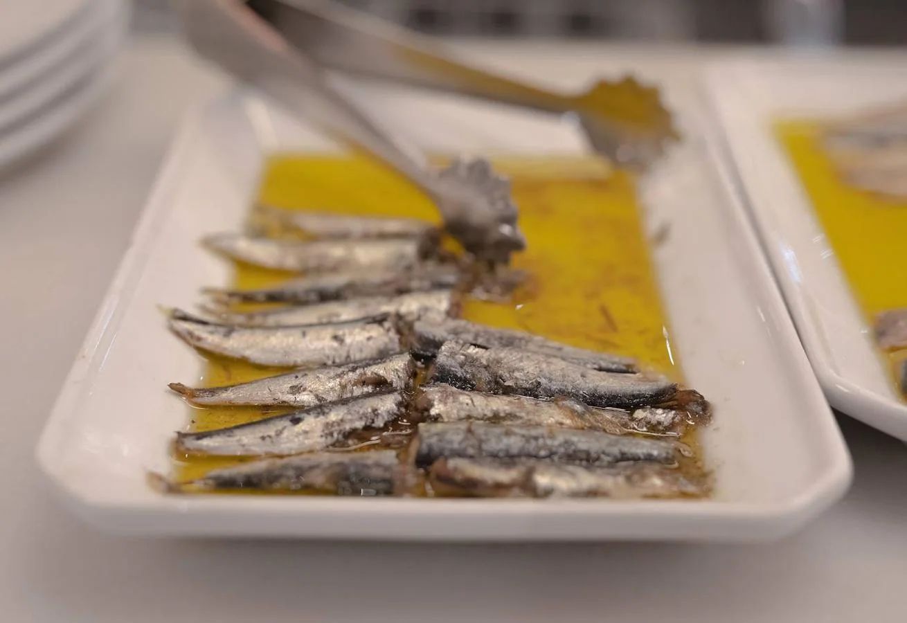Sardinas. Las sardinas, con 8 microgramos de vitamina D por cada 100 gramos según los datos de la Bedca, son otra opción perfecta para incluir en nuestra dieta. A la plancha, al horno, en escabeche... este pescado azul, también rico en omega 3 y vitamina B6 es sabroso y da un toque distinto a nuestro menú.