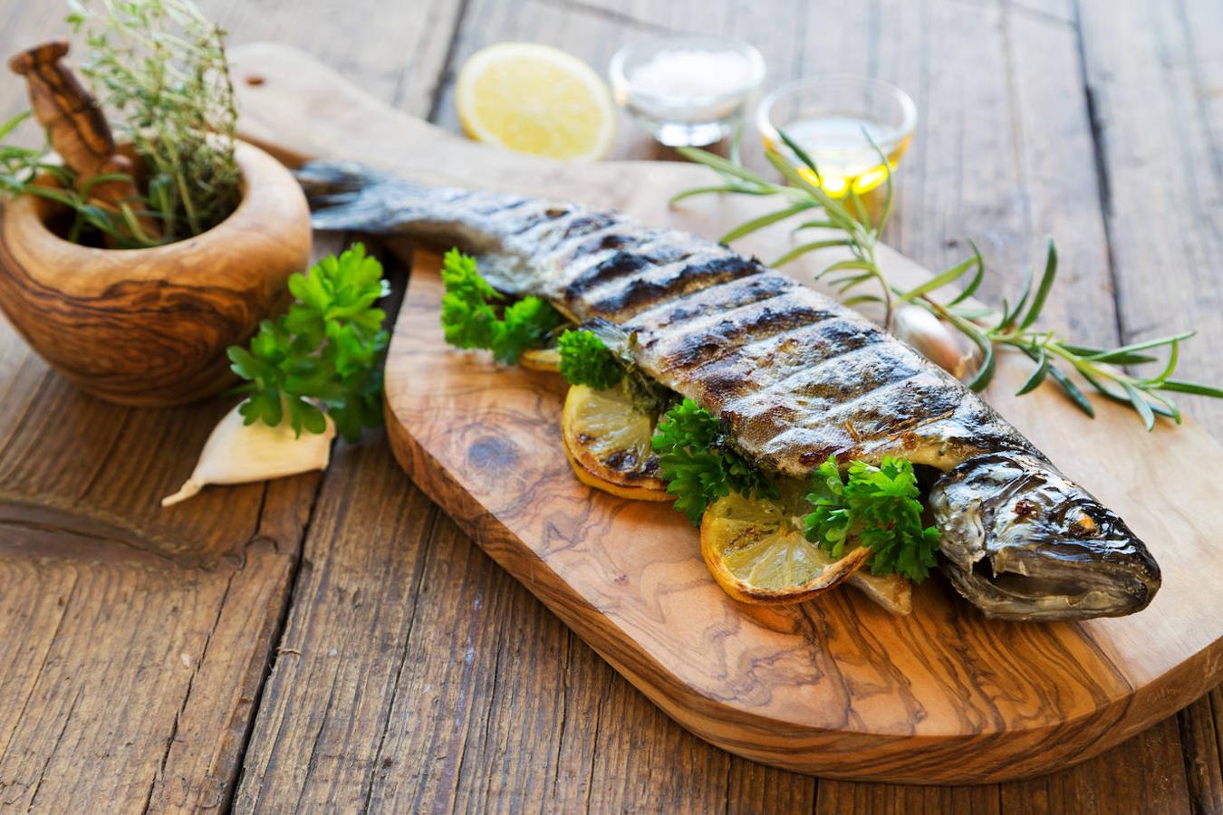 Trucha. A la plancha, al horno, al ajillo... hay muchas maneras de cocinar la trucha, pues es un alimento versátil. Este pescado azul tiene 2.1 microgramos de vitamina D por cada 100 gramos, según la Bedca, así como es rico en proteína (15.7 gramos de cada 100) y potasio y fósforo.