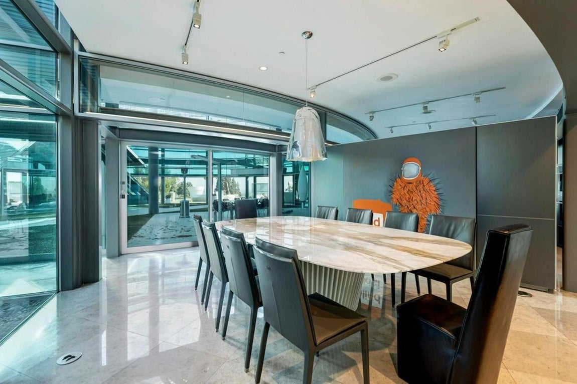 Garaje y ascensor. Incluye también un garaje para 6 coches, un elevador y un sistema de alta seguridad que suple que la mayor parte de las paredes sean de vidrios.