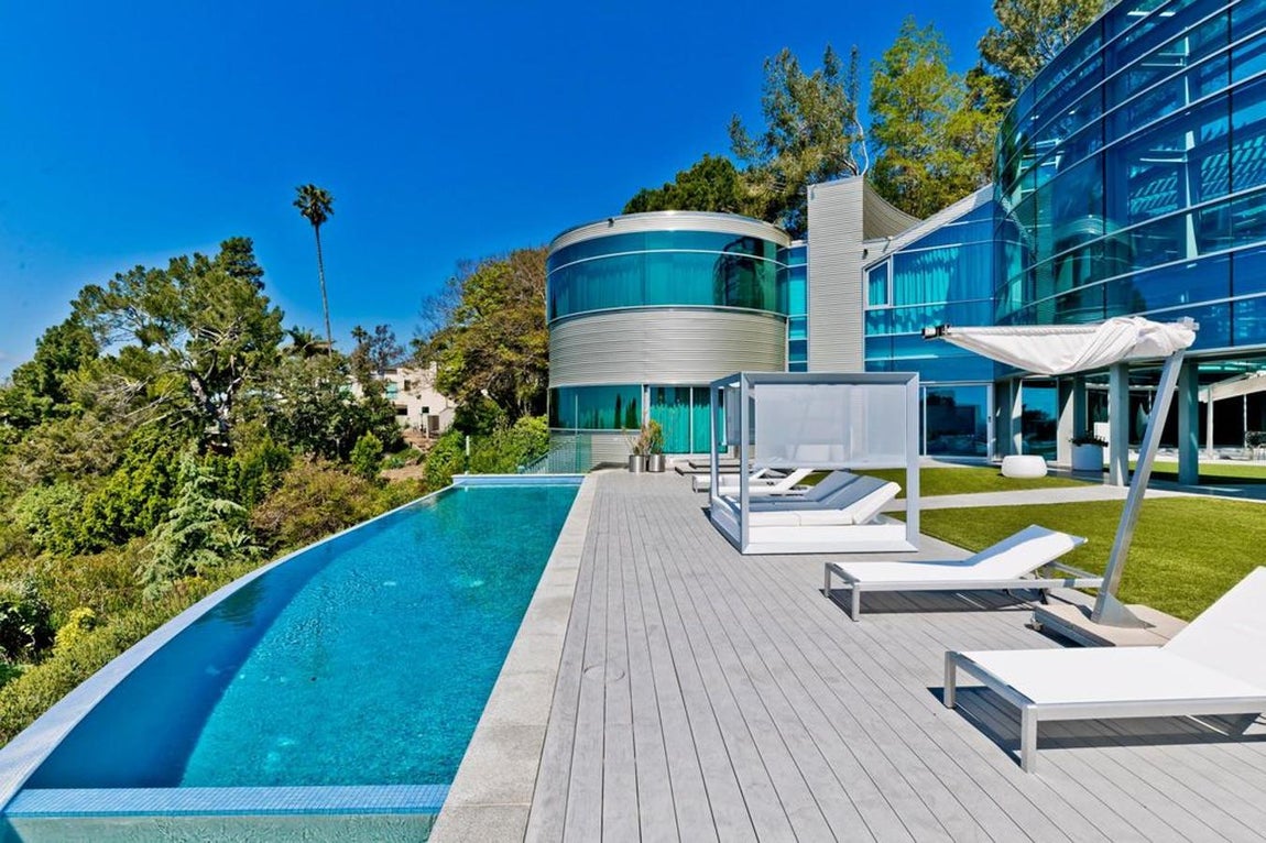 Amplios jardines y piscina infinita. Y no lo decimos nosotros, las redes sociales, especialmente Twitter, han sido el lugar donde ha recibido mayores críticas, comparándola con desde un colador a una carcasa de CD’s o una batidora.