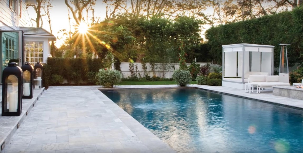 Varias repartidas por todo el inmueble. Uno de los puntos fuertes es el exterior, donde no faltan las piscinas climatizadas y jardines cuidados al detalle. Cuenta además con un parque infantil, un mini campo de fútbol y campo de baloncesto entre otras comodidades.