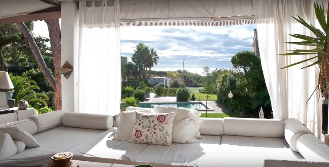 Mezcla de estilos. Otras estancias poseen un aire más neutro y centran el protagonismo en las vistas a través de amplios ventanales. Los textiles y alfombras juegan un papel muy importante a la hora de darle un toque distinguido.