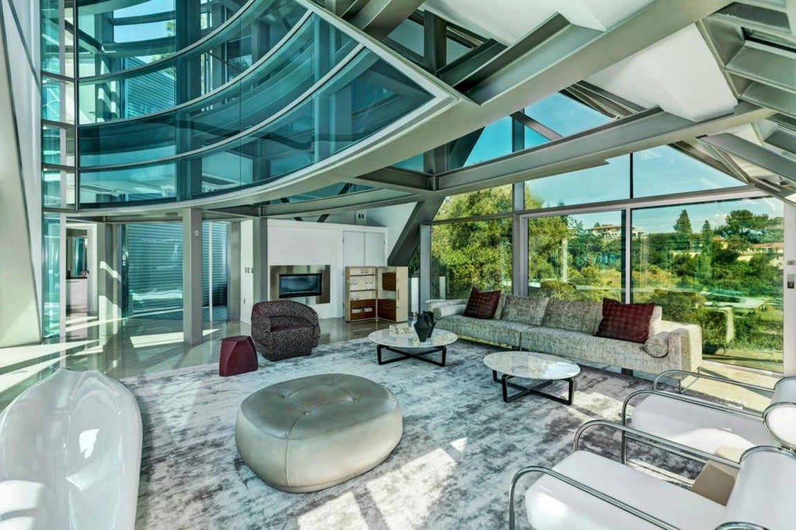 Más de 7.000 metros cuadrados. La distribución se reparte en 7.000 metros cuadrados de jardines y 700 de casa donde no falta tampoco un patio interior ajardinado encerrado en paredes de vidrio circular curvado. Además, las altas vigas de acero permiten amplias aberturas dentro del edificio creando un espacio y volumen magníficos.