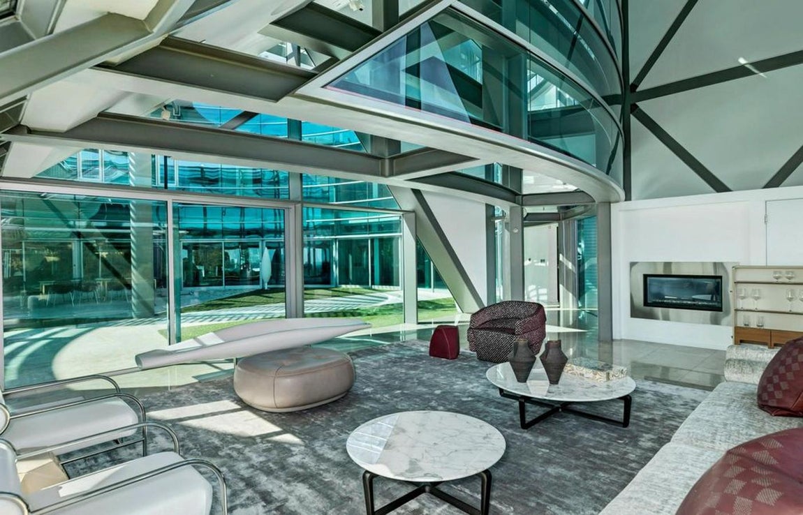 Lugar de fiestas y reuniones. El edificio actualmente está en venta y también disponible para alquileres cortos. Tasado en 15,4 millones de dólares, fue el hogar de Bieber desde diciembre de 2014 hasta marzo de 2015. En ella se han celebrado además múltiples fiestas, como por ejemplo la posterior a los Grammy de ese mismo año.