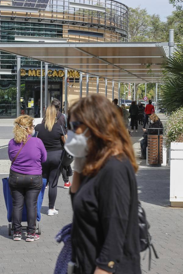 Colas en los supermercados de Sevilla por el puente de Semana Santa en estado de alarma