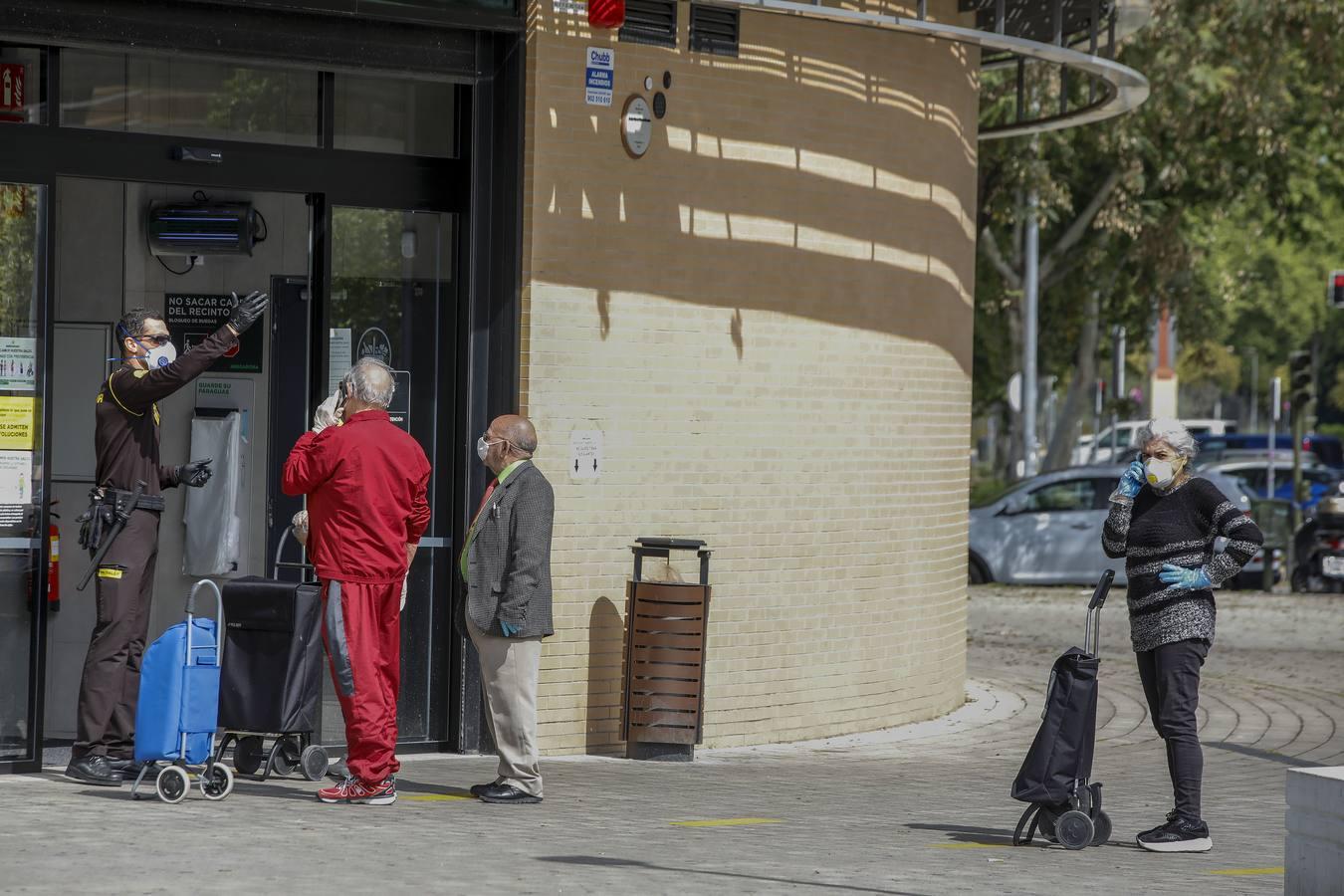 Colas en los supermercados de Sevilla por el puente de Semana Santa en estado de alarma