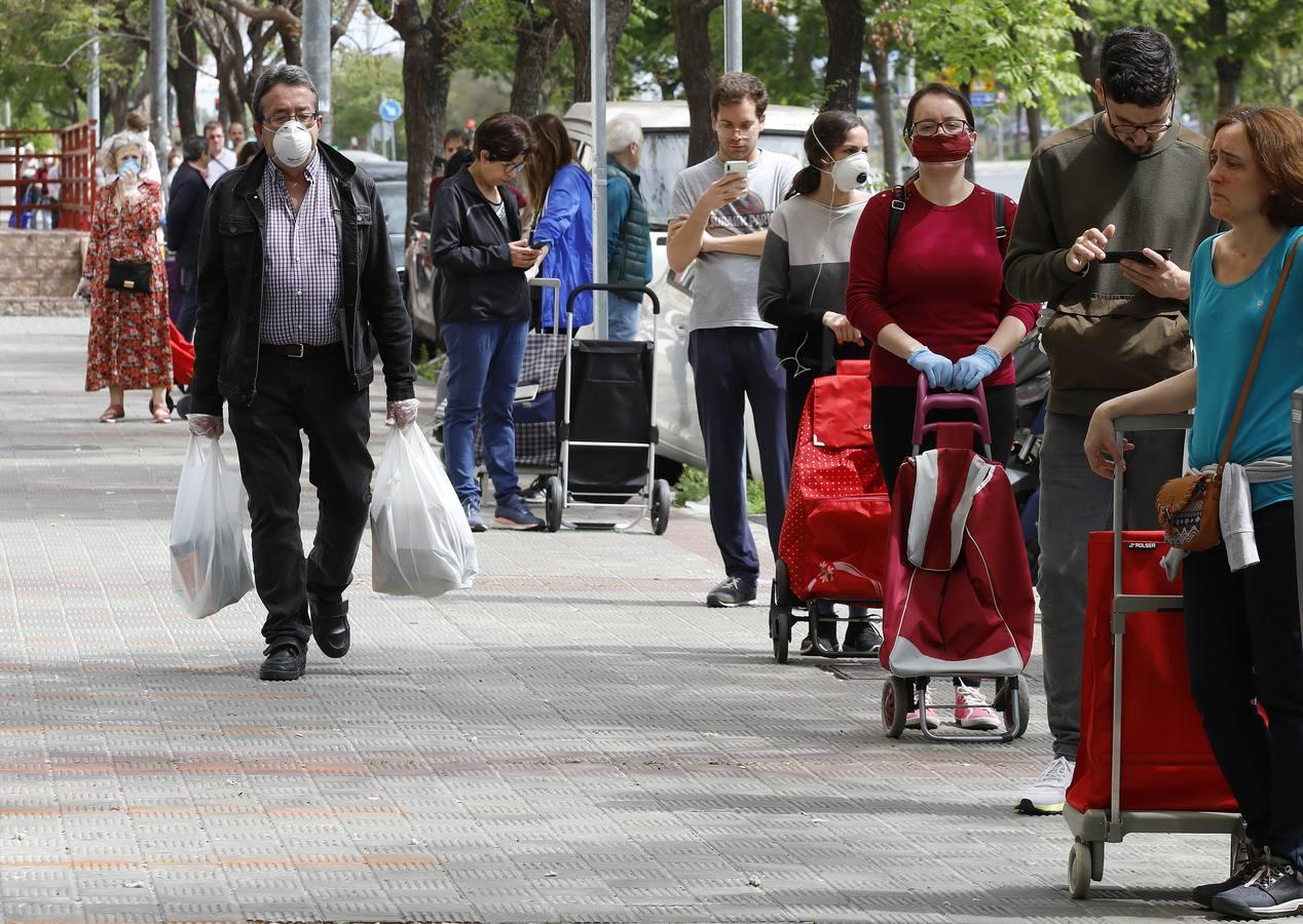 Colas en los supermercados de Sevilla por el puente de Semana Santa en estado de alarma