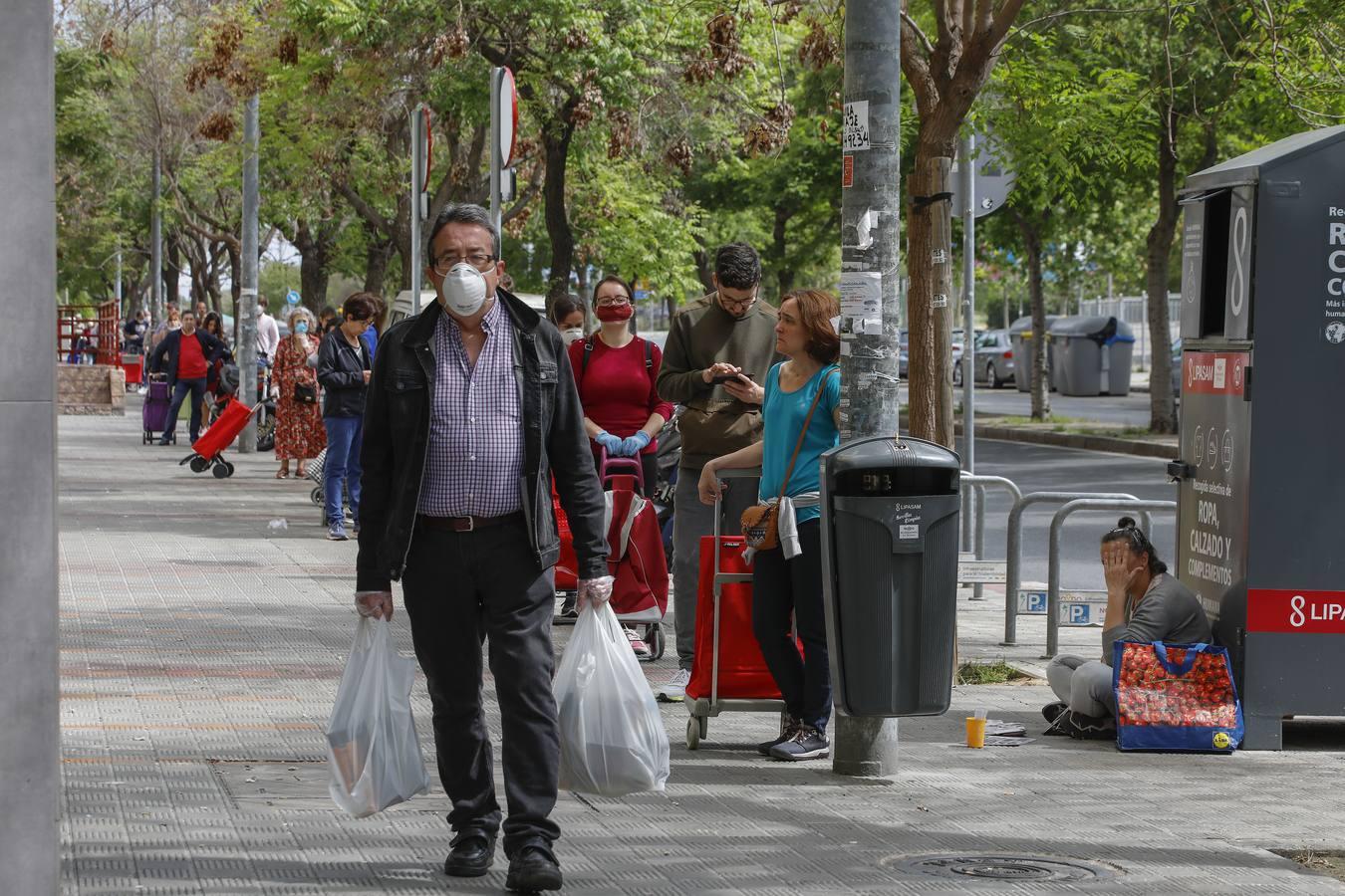 Colas en los supermercados de Sevilla por el puente de Semana Santa en estado de alarma