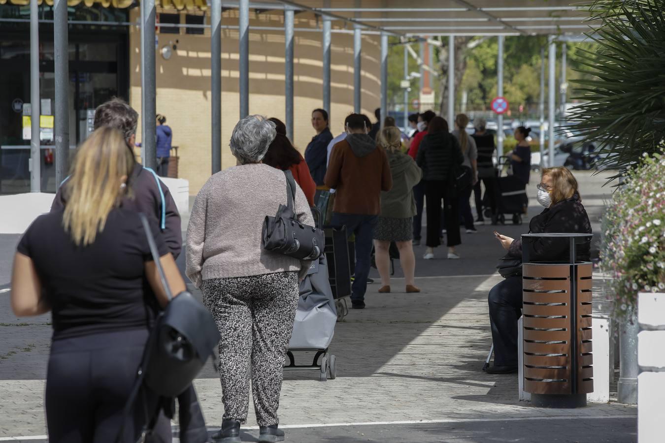 Colas en los supermercados de Sevilla por el puente de Semana Santa en estado de alarma