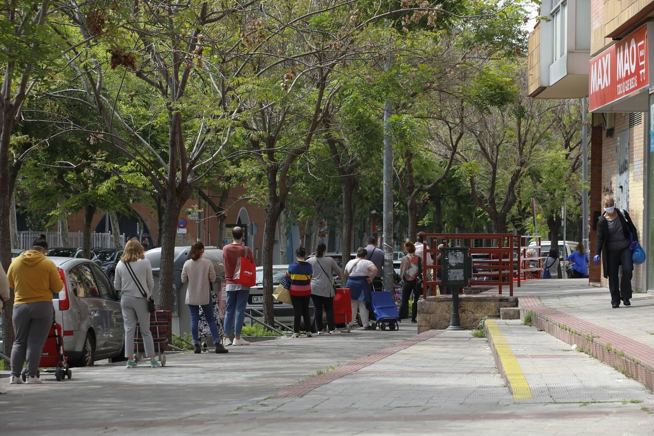 Colas en los supermercados de Sevilla por el puente de Semana Santa en estado de alarma