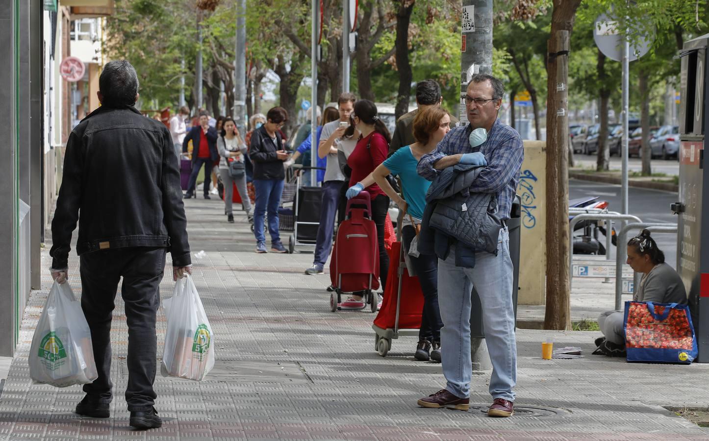 Colas en los supermercados de Sevilla por el puente de Semana Santa en estado de alarma