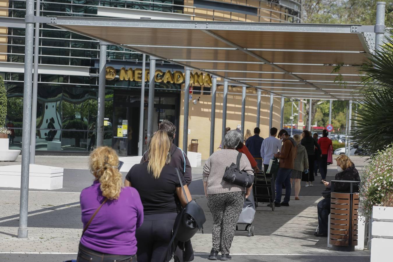 Colas en los supermercados de Sevilla por el puente de Semana Santa en estado de alarma