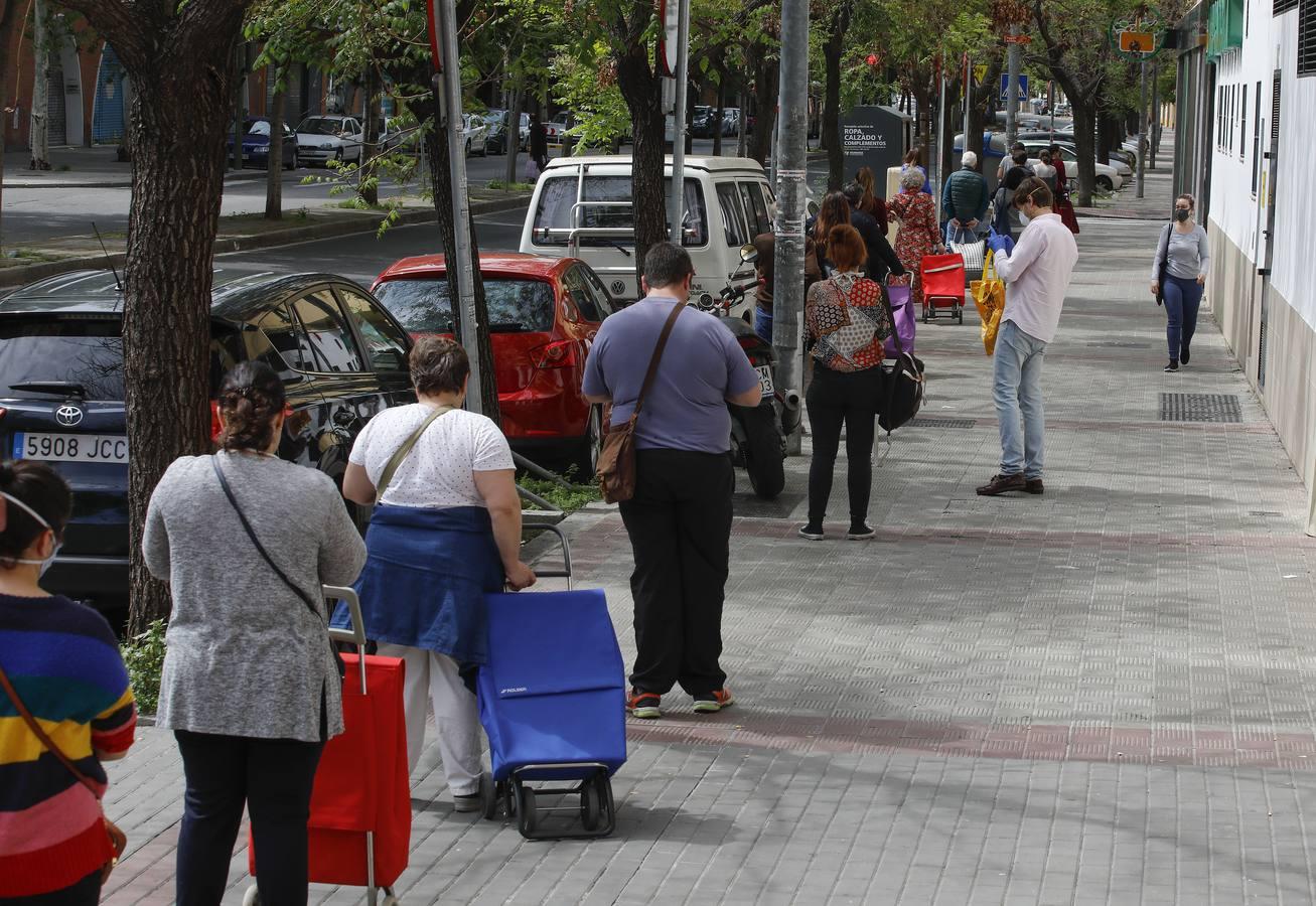 Colas en los supermercados de Sevilla por el puente de Semana Santa en estado de alarma