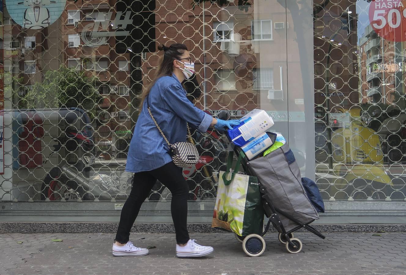 Colas en los supermercados de Sevilla por el puente de Semana Santa en estado de alarma