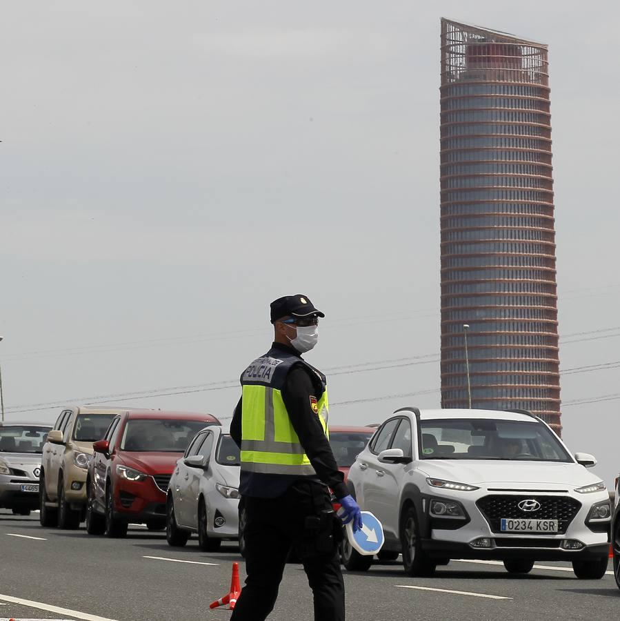 Controles en las salidas de Sevilla para evitar que se salten el estado de alarma en Semana Santa