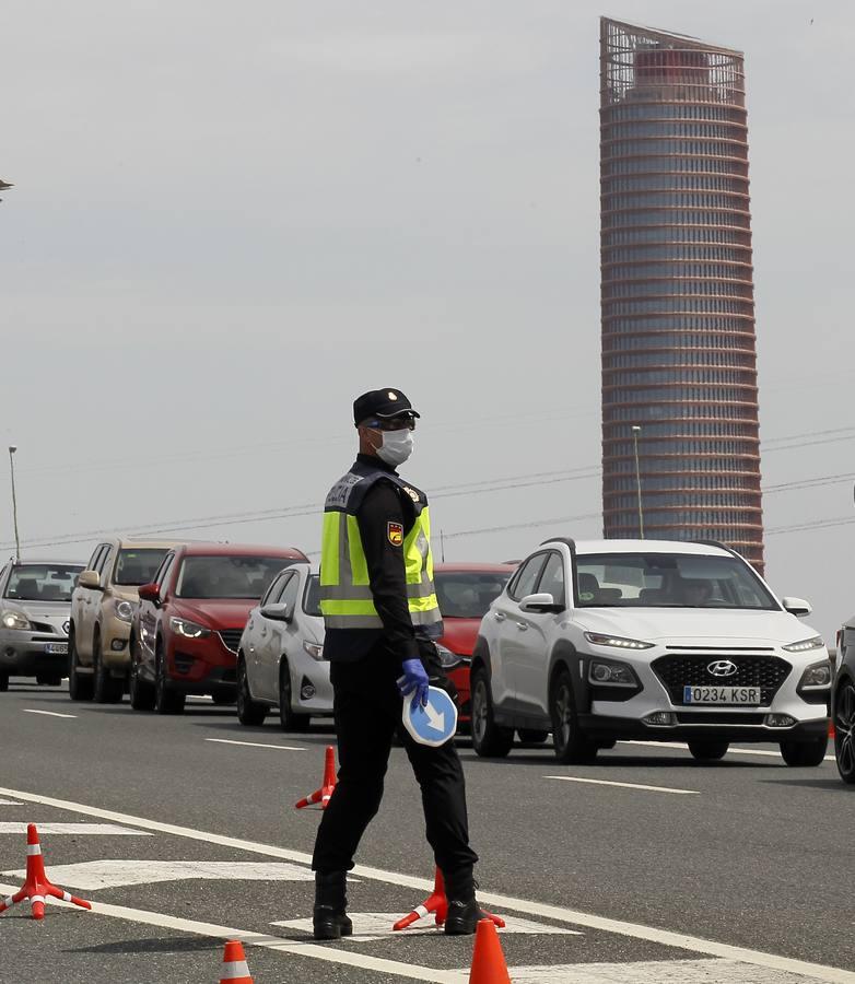 Controles en las salidas de Sevilla para evitar que se salten el estado de alarma en Semana Santa