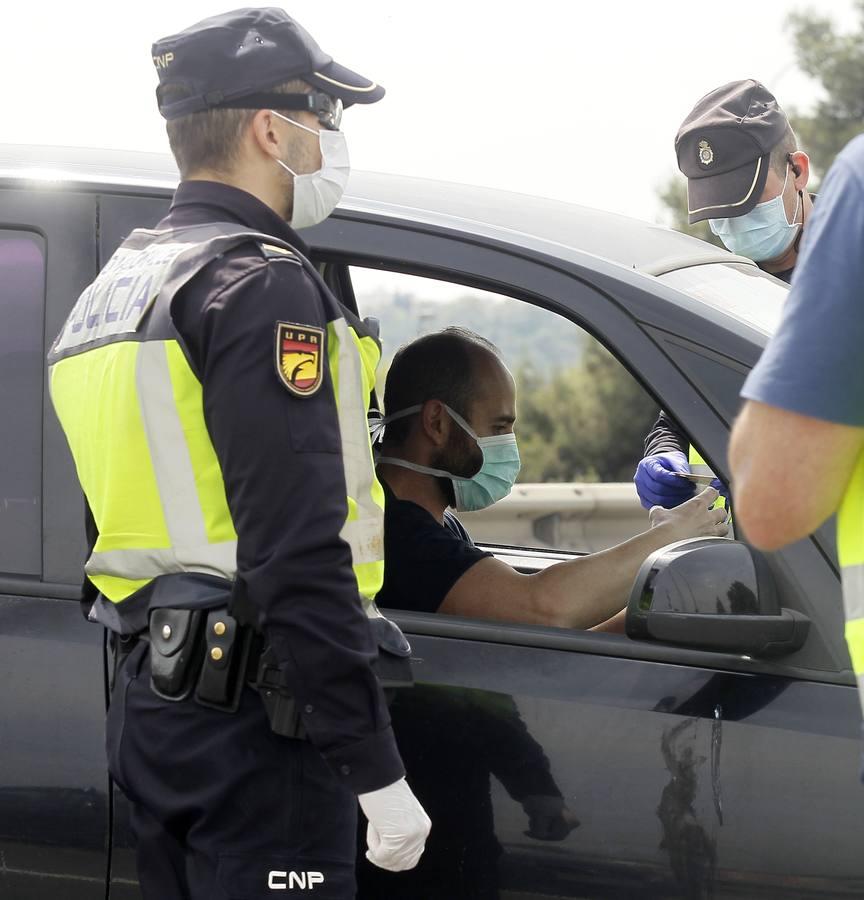 Controles en las salidas de Sevilla para evitar que se salten el estado de alarma en Semana Santa