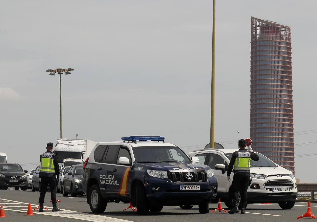 Controles en las salidas de Sevilla para evitar que se salten el estado de alarma en Semana Santa