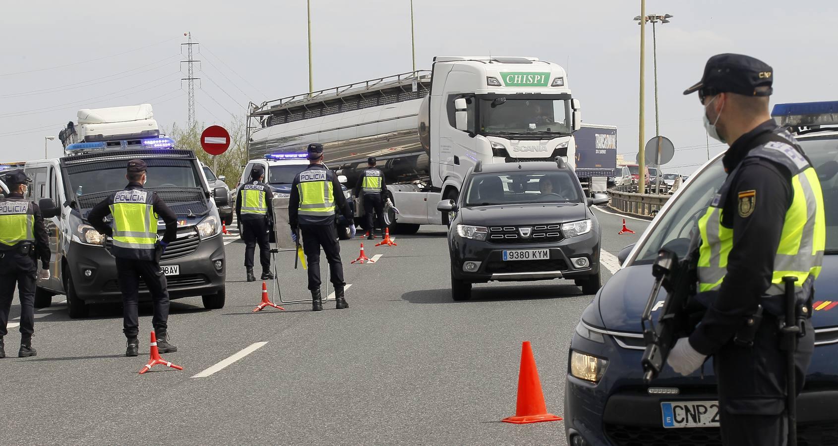 Controles en las salidas de Sevilla para evitar que se salten el estado de alarma en Semana Santa