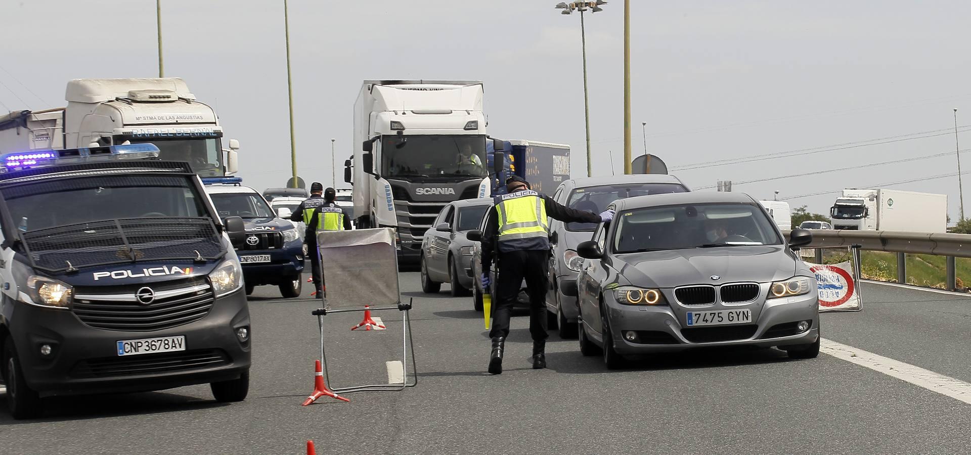 Controles en las salidas de Sevilla para evitar que se salten el estado de alarma en Semana Santa