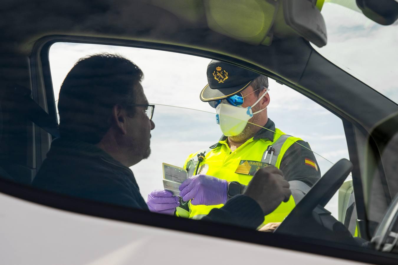 Controles en las salidas de Sevilla para evitar que se salten el estado de alarma en Semana Santa