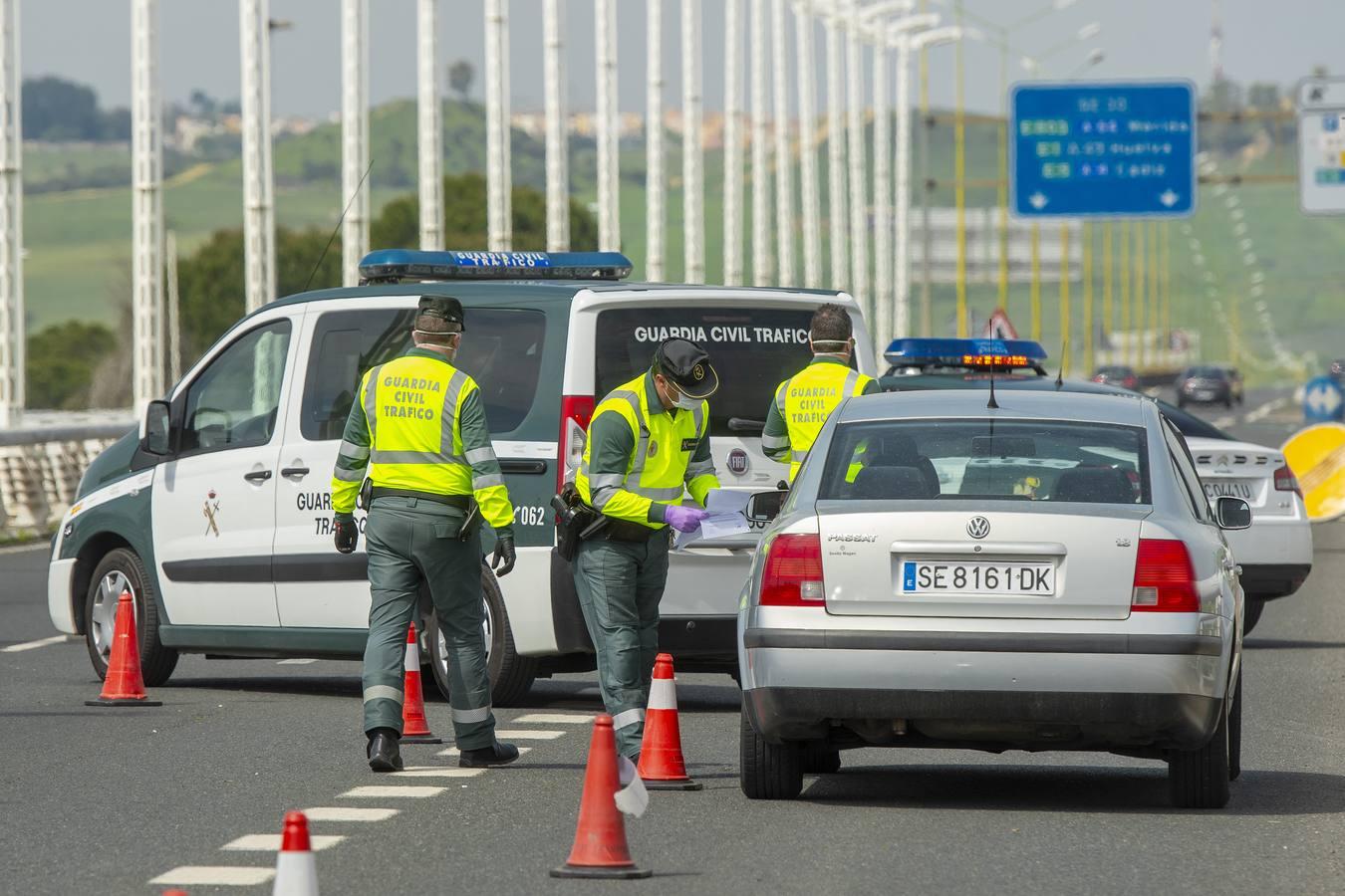 Controles en las salidas de Sevilla para evitar que se salten el estado de alarma en Semana Santa