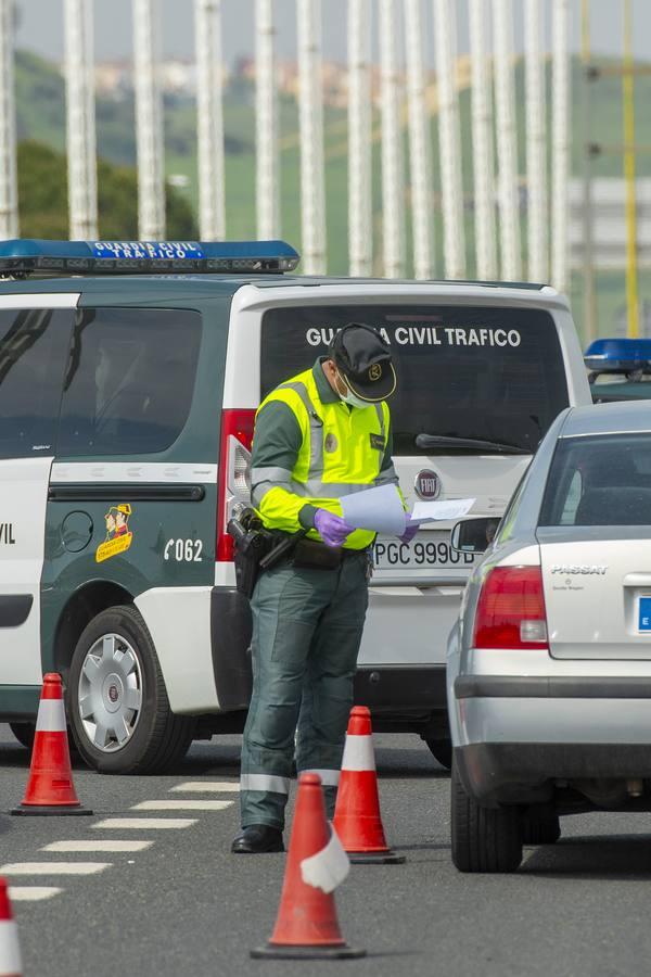 Controles en las salidas de Sevilla para evitar que se salten el estado de alarma en Semana Santa