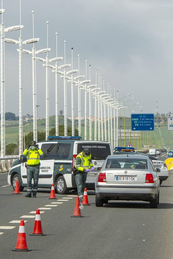 Controles en las salidas de Sevilla para evitar que se salten el estado de alarma en Semana Santa