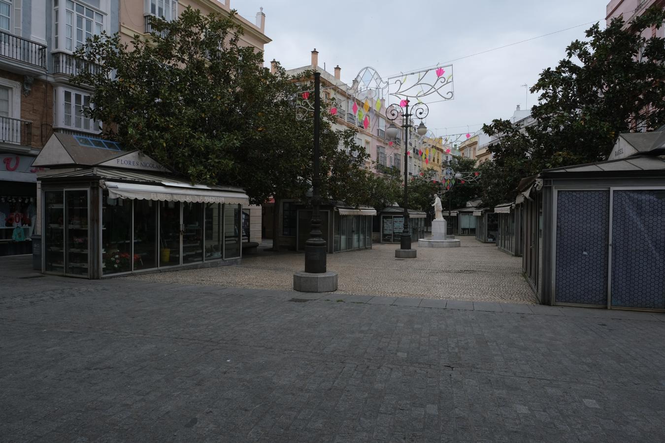 FOTOS: Cádiz, en silencio y vaciado este Jueves Santo