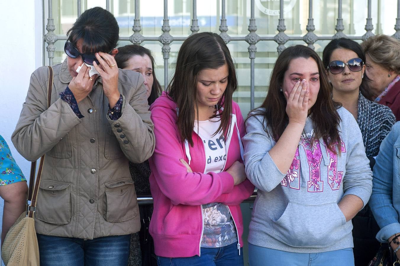 Madrugada. Mayor Dolor y Traspaso (Gran Poder). Desgarradora concentración en la provincia de Sevilla a cargo de vecinos y familiares de una mujer asesinada en un episodio de violencia de género, buscando una unión sin fisuras para la protesta y la concienciación para que sucesos así dejen de ocurrir.